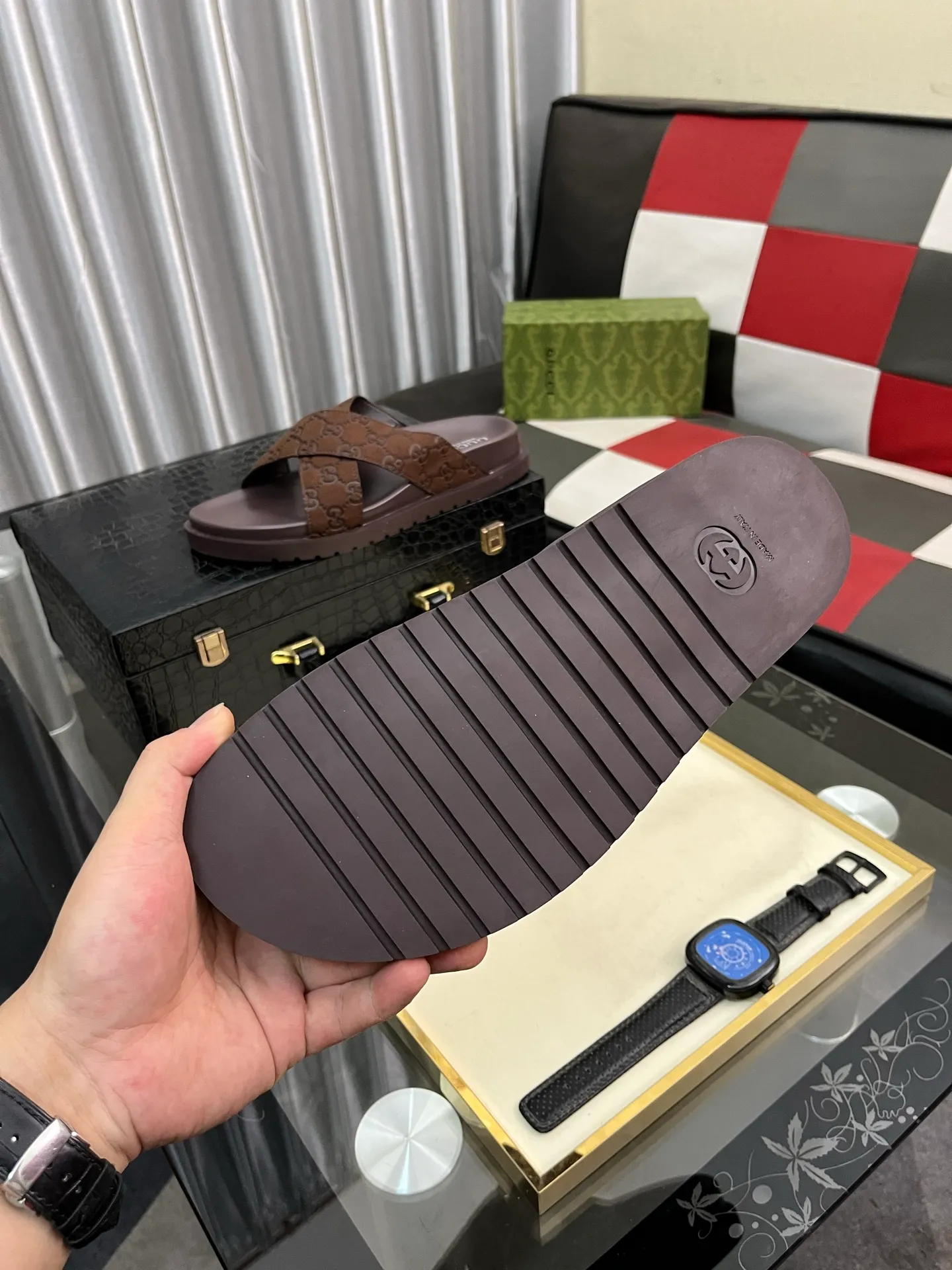 Men's shoes 💰320⌚️⌚️ (gucci-Gucci) New men's slippers, high-end boutique, made of cowhide, with exquisite embossed logo decoration on the upper, fine workmanship, super soft soles, casual, loose and comfortable, a must-have in summer! \nsize：38-44